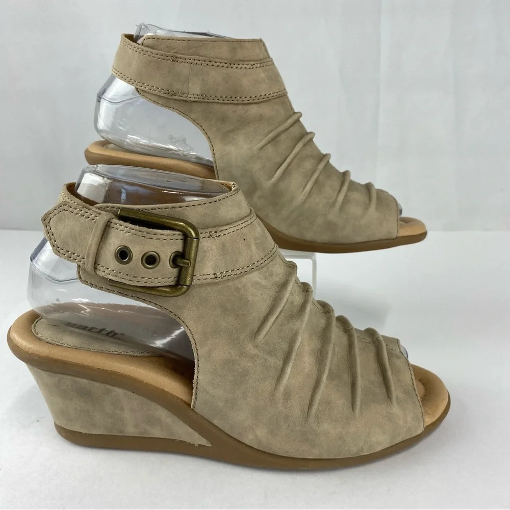 Earth Womens 7.5 Adina Taupe Beige Leather Wedge Peep Toe Sandal Adjustable